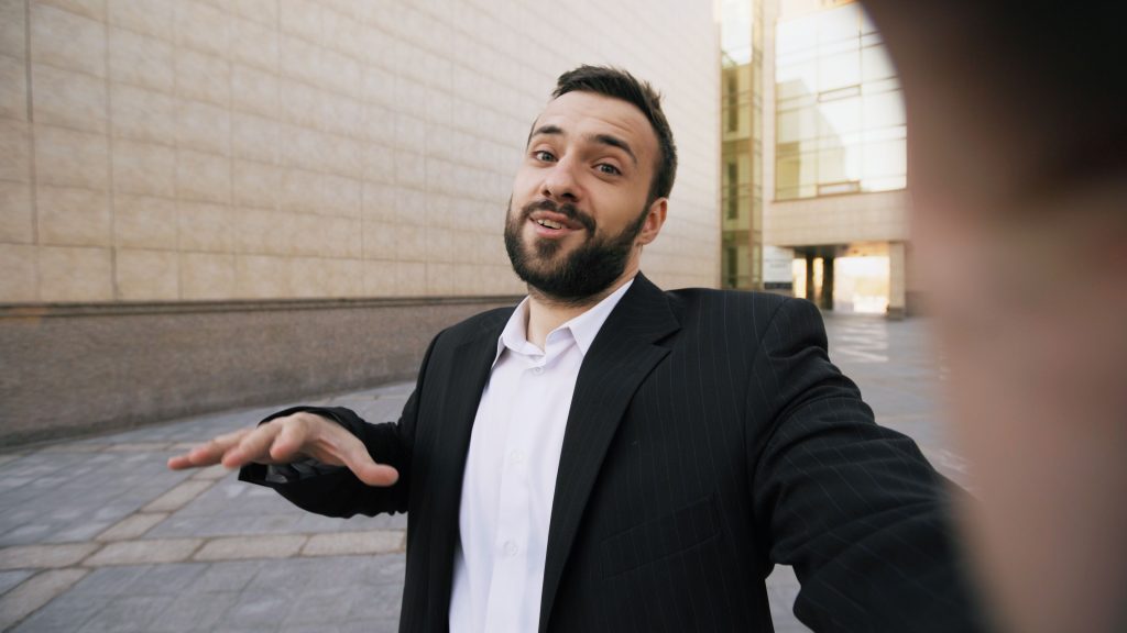 10 Differences Between a Good Dating Profile Photo and a Bad One