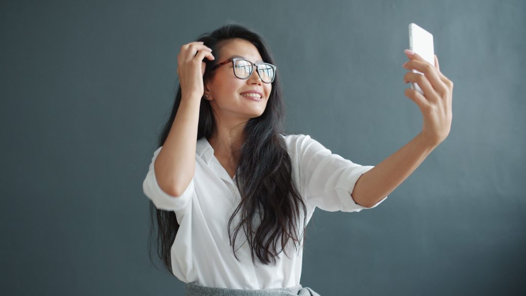10 Differences Between a Good Dating Profile Photo and a Bad One
