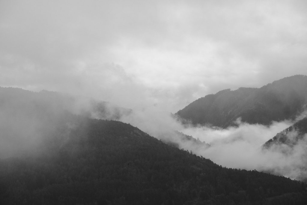 15 Photos So Beautiful You’ll Forget to Scroll foggy mountains